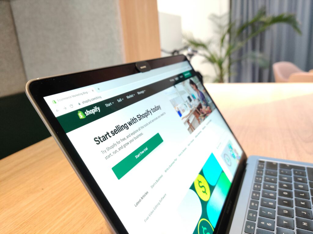E-commerce expert analyzing Shopify store dashboard metrics and optimizing product pages for higher sales and conversions.