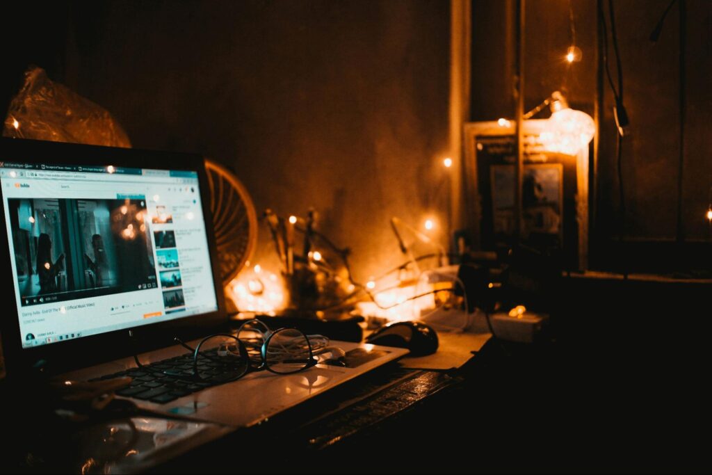 Virtual assistant tools and apps laid out around a laptop and task planner.